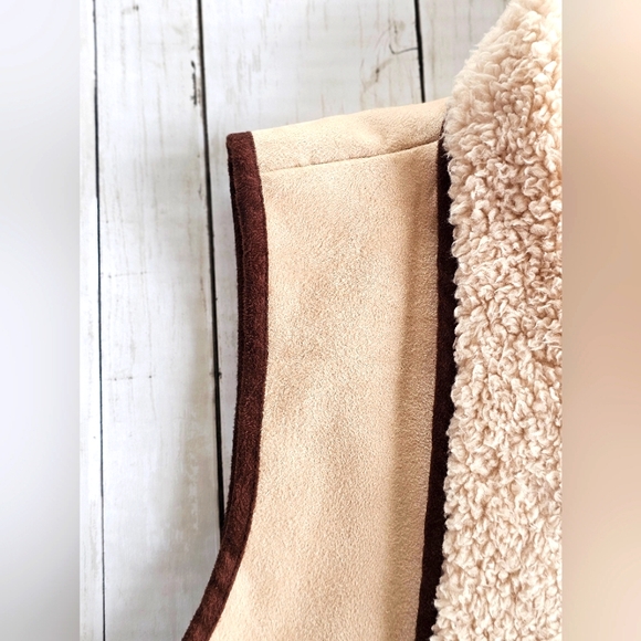 Gibson Latimer Fall Faux Suede & Sherpa Lined Tan/Cream Asymmetrical Flowy Vest - Picture 5 of 16